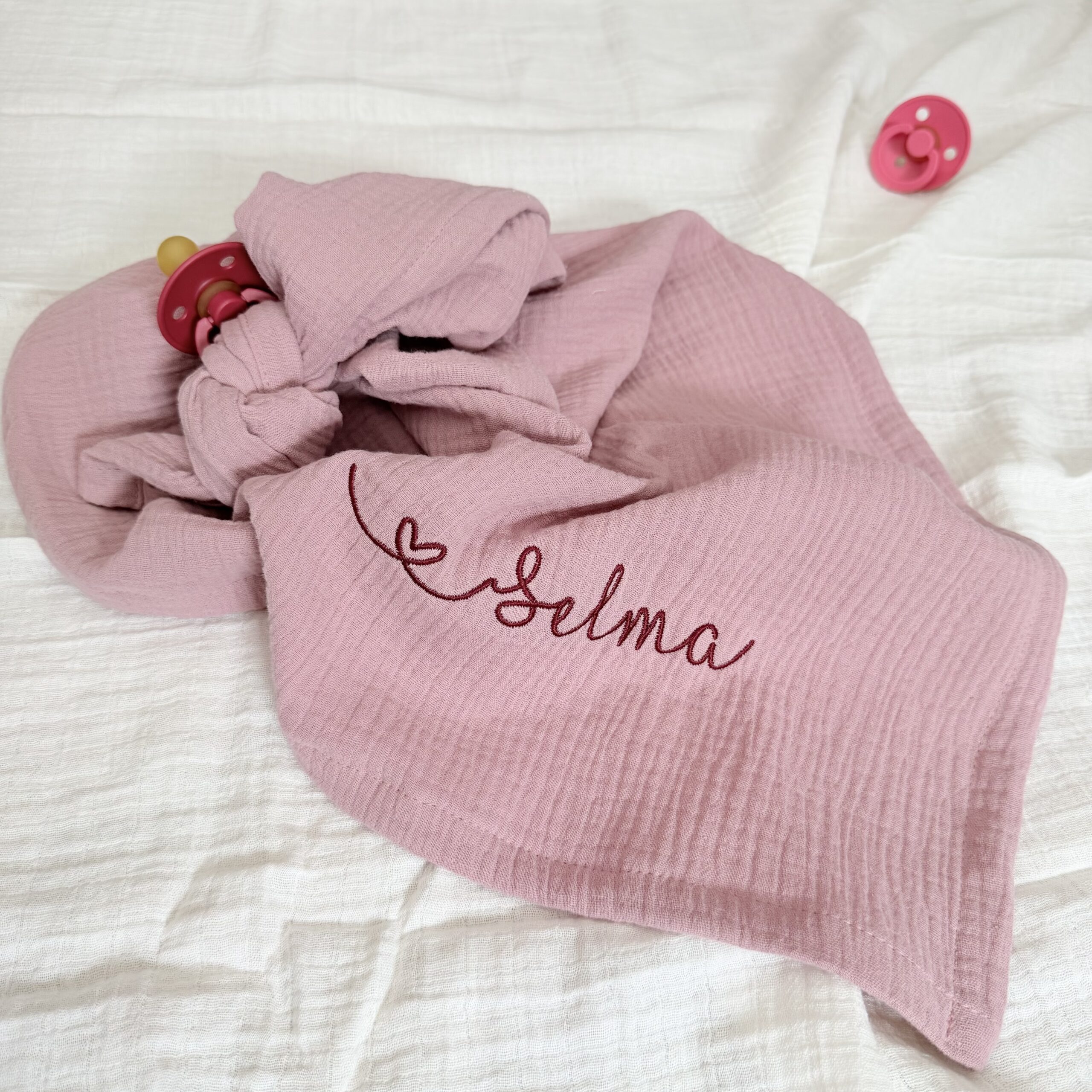 Personalisiertes Schnuffeltuch aus Musselin in Blush mit Namensstickerei und Schnuller