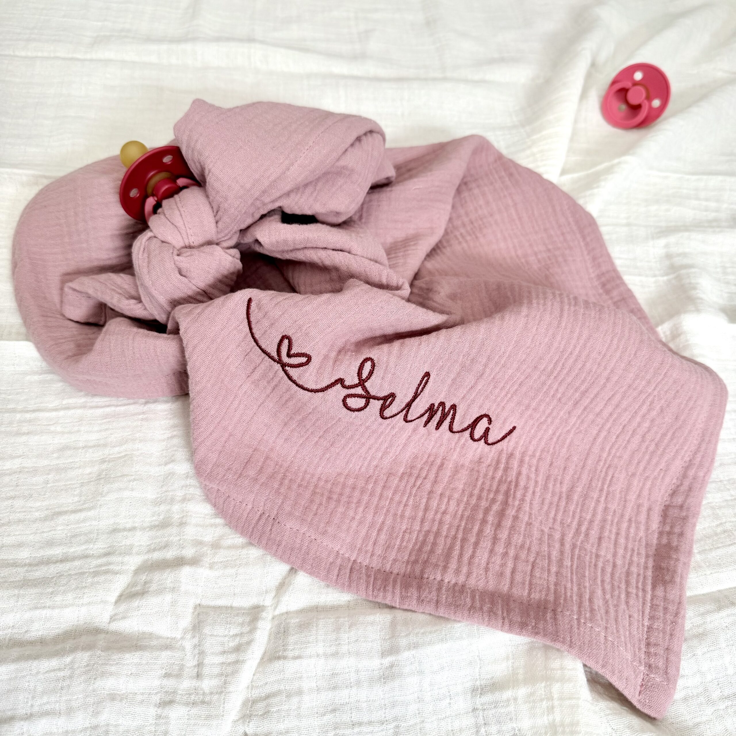 Musselin-Schnuffeltuch in Blush mit personalisierter Namensstickerei „Selma“