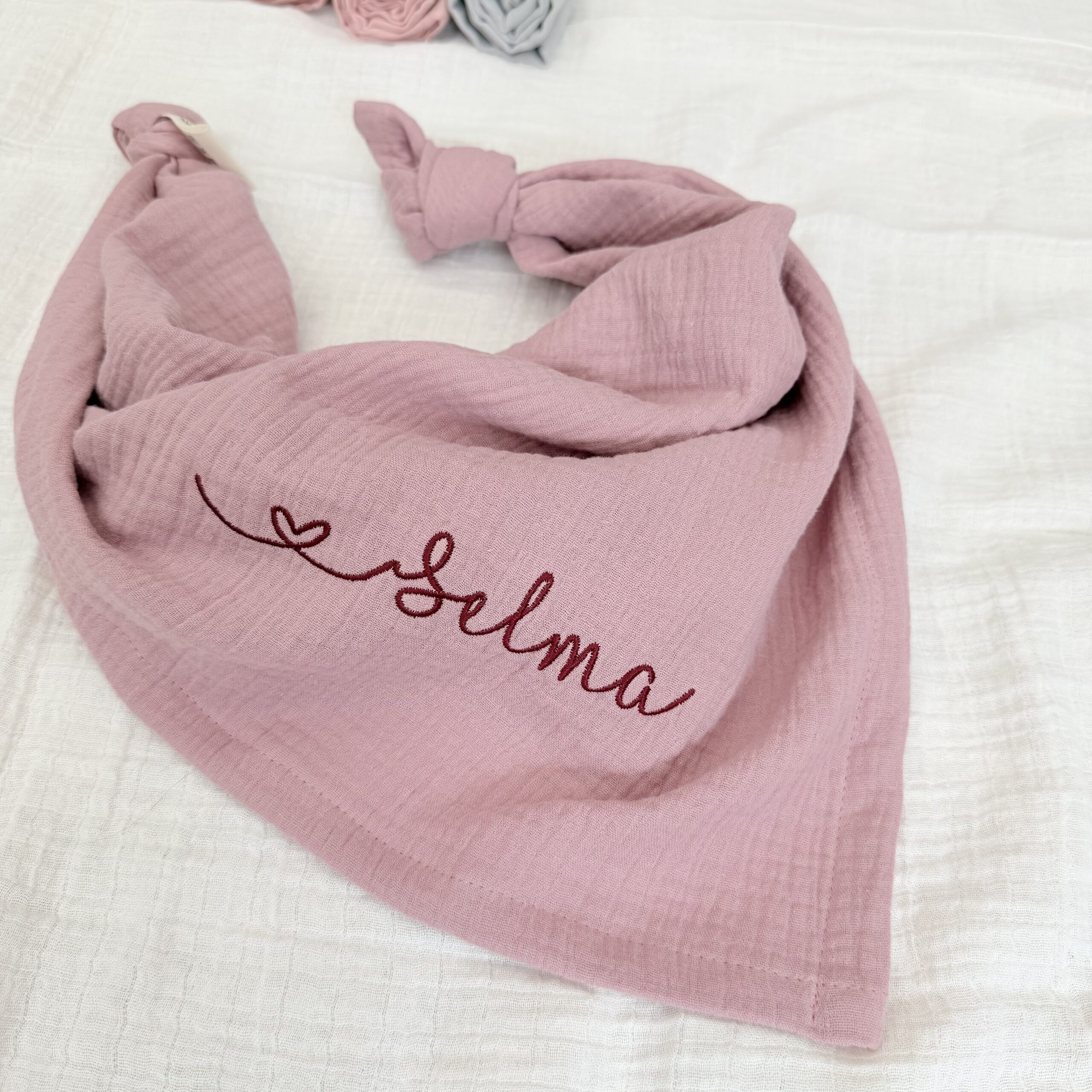 Musselin-Halstuch für Kinder in Blush mit dunkelroter Namensstickerei „Selma“