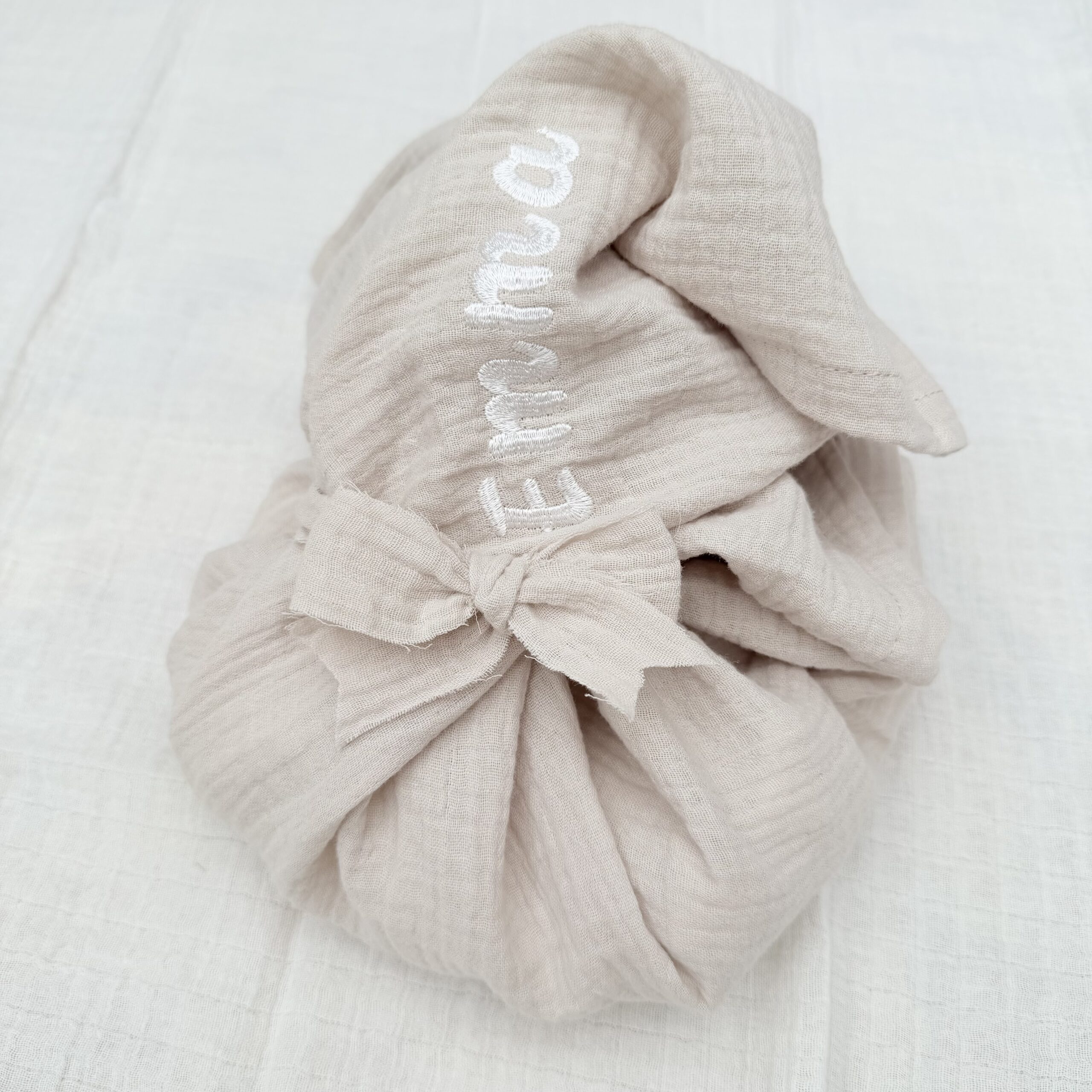 Personalisiertes Musselin-Geschenktuch in Vanilla mit Namensstickerei und Schleife